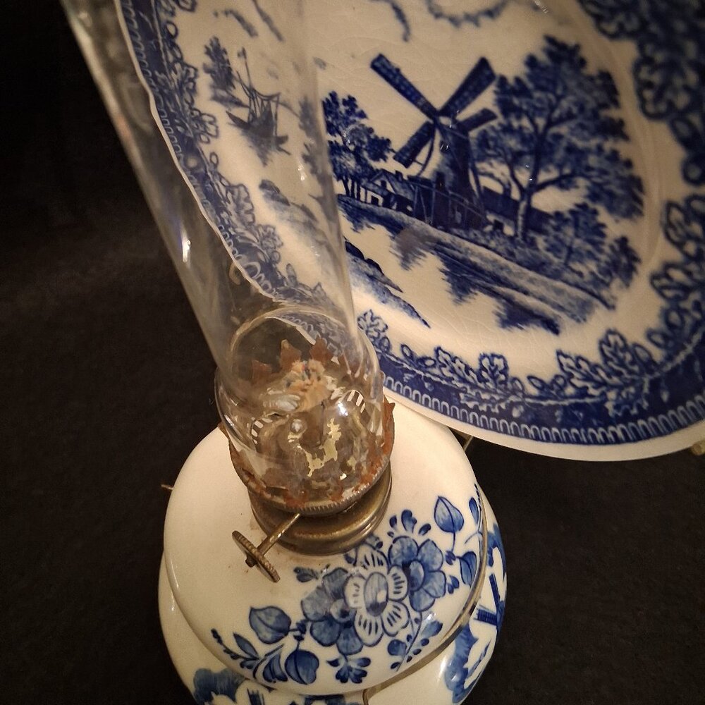 Vint'g 1955-68 Blue & White Japan Porcelain Oil Lamp w/Chimney & Matching Plate - Picture 2 of 13